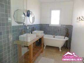 Salle d’eau avec douche et baignoire - 1954