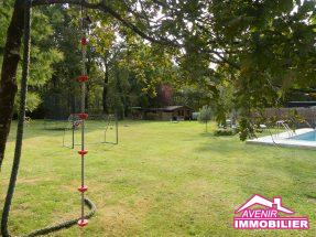 jardin arboré 3000m² – maison à vendre Le Temple