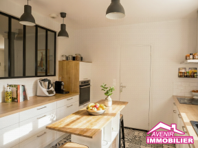 Cuisine séparée entièrement équipée et fonctionnelle