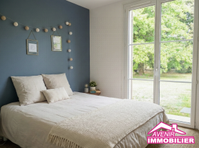 Chambre parentale spacieuse maison plain-pied Le Temple