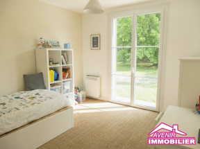 Chambre lumineuse avec vue sur le parc arboré
