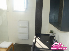 Salle d'eau moderne rénovée avec douche à l'italienne