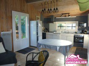 Le salon de la maison à vendre, avec 2 chambres, proche du lac et du centre de Lacanau ville.