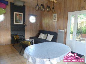 Salon de la maison à vendre, avec 2 chambres, proche du lac et du centre de Lacanau ville.
