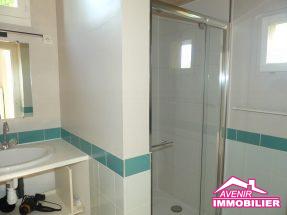 Salle d'eau de la maison à vendre, avec 2 chambres, proche du lac et du centre de Lacanau ville.