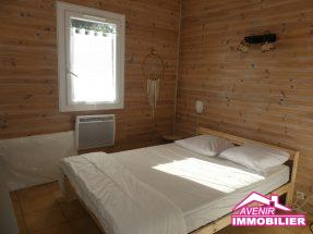 1ère chambre de la maison à vendre, avec 2 chambres, proche du lac et du centre de Lacanau ville.