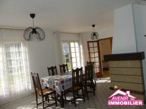 Salon de la location à l’année, d’une maison meublée, de type T4 avec 3 chambres au centre-ville de Le Porge.