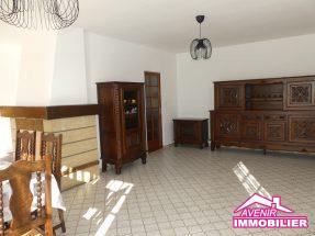 Salon de la location à l’année, d’une maison meublée, de type T4 avec 3 chambres au centre-ville de Le Porge.