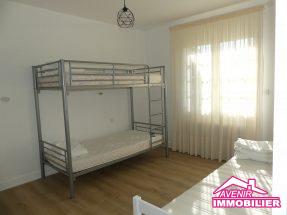 Chambre 2 de la Location à l’année, d’une maison meublée, de type T4 avec 3 chambres au centre-ville de Le Porge.