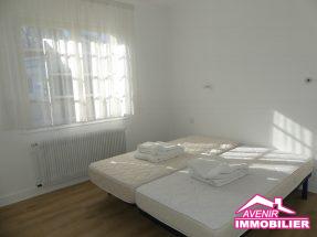 Chambre 1 de la Location à l’année, d’une maison meublée, de type T4 avec 3 chambres au centre-ville de Le Porge.