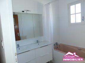 Salle de bains de la Location à l’année, d’une maison meublée, de type T4 avec 3 chambres au centre-ville de Le Porge.