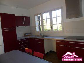 cuisine de la Location à l’année, d’une maison meublée, de type T4 avec 3 chambres au centre-ville de Le Porge.