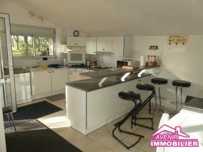 Cuisine de la Location à l’année d’une maison meublée de type T5 avec 3 chambres et un garage, dans un secteur calme et recherché de Lacanau ville.