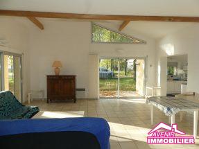 Salon de la Location à l’année d’une maison meublée de type T5 avec 3 chambres et un garage, dans un secteur calme et recherché de Lacanau ville.