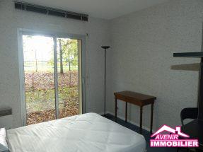 Chambre 1 de la Location à l’année d’une maison meublée de type T5 avec 3 chambres et un garage, dans un secteur calme et recherché de Lacanau ville.