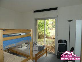 Chambre 3 de la Location à l’année d’une maison meublée de type T5 avec 3 chambres et un garage, dans un secteur calme et recherché de Lacanau ville.