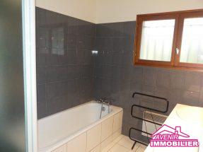 Salle de bains de la Location à l’année d’une maison meublée de type T5 avec 3 chambres et un garage, dans un secteur calme et recherché de Lacanau ville.