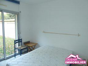 Chambre 2 de la Location à l’année d’une maison meublée de type T5 avec 3 chambres et un garage, dans un secteur calme et recherché de Lacanau ville.