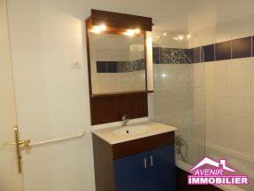 Salle de bains de la maison à vendre, avec 2 chambres à Marina de Talaris, à Lacanau lac.