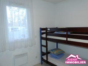 Chambre 2 de la maison à vendre, avec 2 chambres à Marina de Talaris, à Lacanau lac.