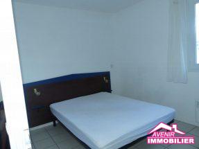 Chambre 1 de la maison à vendre, avec 2 chambres à Marina de Talaris, à Lacanau lac.