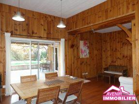 Salon de la location à l’année, d’une maison, meublée, de type T4 avec 3 chambres proche du centre de Le Porge.