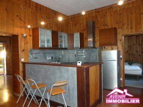 Cuisine de la location à l’année, d’une maison, meublée, de type T4 avec 3 chambres proche du centre de Le Porge.