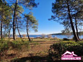 EXCLUSIVITÉ ! Magnifique terrain à bâtir de 900 m² , en première ligne, du lac de Lacanau.