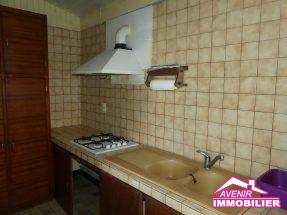 cuisine de la maison à vendre, avec 2 chambres et un fort potentiel, à Lacanau ville.