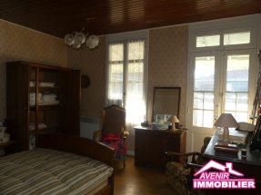 Chambre 1 de la maison à vendre, avec 2 chambres et un fort potentiel, à Lacanau ville.