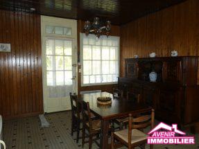 salon de la maison à vendre, avec 2 chambres et un fort potentiel, à Lacanau ville.