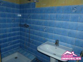 Salle d'eau de la maison à vendre, avec 2 chambres et un fort potentiel, à Lacanau ville.