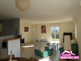 Salon de la maison à vendre, avec 3 chambres et garage dans un secteur proche du lac et du centre