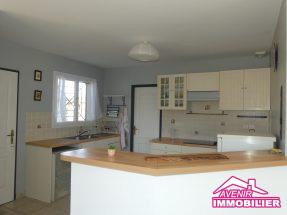 Cuisine de la maison à vendre, avec 3 chambres et garage dans un secteur proche du lac et du centre