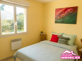 Chambre 2 de la maison à vendre, avec 3 chambres et garage dans un secteur proche du lac et du centre