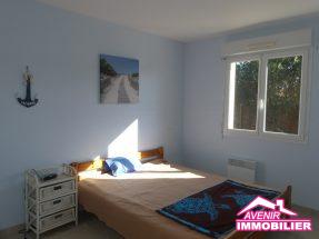 Chambre 1 de la maison à vendre, avec 3 chambres et garage dans un secteur proche du lac et du centre