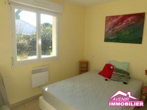 Chambre 2 de la maison à vendre, avec 3 chambres et garage dans un secteur proche du lac et du centre