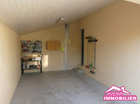 Garage de la maison à vendre, avec 3 chambres et garage dans un secteur proche du lac et du centre