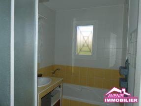 Salle de bain complète de la maison à vendre, avec 3 chambres et garage dans un secteur proche du lac et du centre