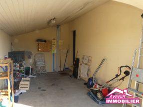 Garage de la maison à vendre, avec 3 chambres et garage dans un secteur proche du lac et du centre