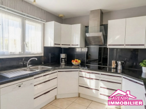 Cuisine équipée ouverte sur séjour moderne – maison à vendre Le Porge