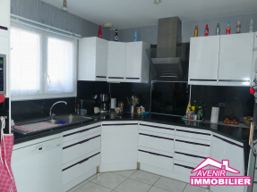 Cuisine équipée ouverte sur séjour moderne – maison à vendre Le Porge