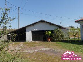 Garage indépendant de la maison à vendre, avec 3 chambres et garage dans un secteur calme, et proche du centre de Le Porge.