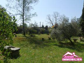 Jardin de la maison à vendre, avec 3 chambres et garage dans un secteur calme, et proche du centre de Le Porge.