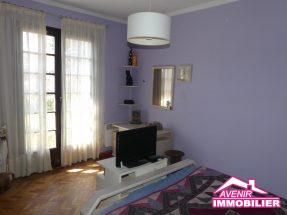 Chambre 2 de la maison à vendre, avec 3 chambres et garage dans un secteur calme, et proche du centre de Le Porge.