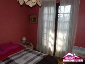 Chambre 1 de la maison à vendre, avec 3 chambres et garage dans un secteur calme, et proche du centre de Le Porge.