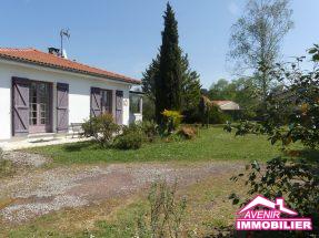 Extérieur de la maison à vendre, avec 3 chambres et garage dans un secteur calme, et proche du centre de Le Porge.