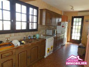 Cuisine de la maison à vendre, avec 3 chambres et garage dans un secteur calme, et proche du centre de Le Porge.