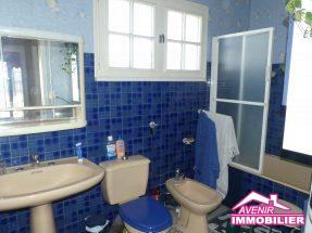 Salle de bains de la maison à vendre, avec 3 chambres et garage dans un secteur calme, et proche du centre de Le Porge.