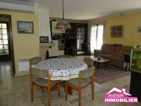 Salon de la maison à vendre, avec 3 chambres et garage dans un secteur calme, et proche du centre de Le Porge.